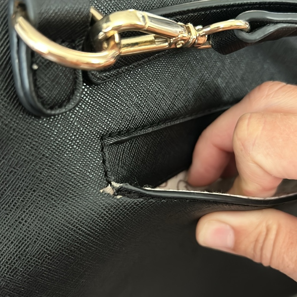 5/$25 GUESS black and white vegan leather purse with gold and flower det… - Picture 12 of 12